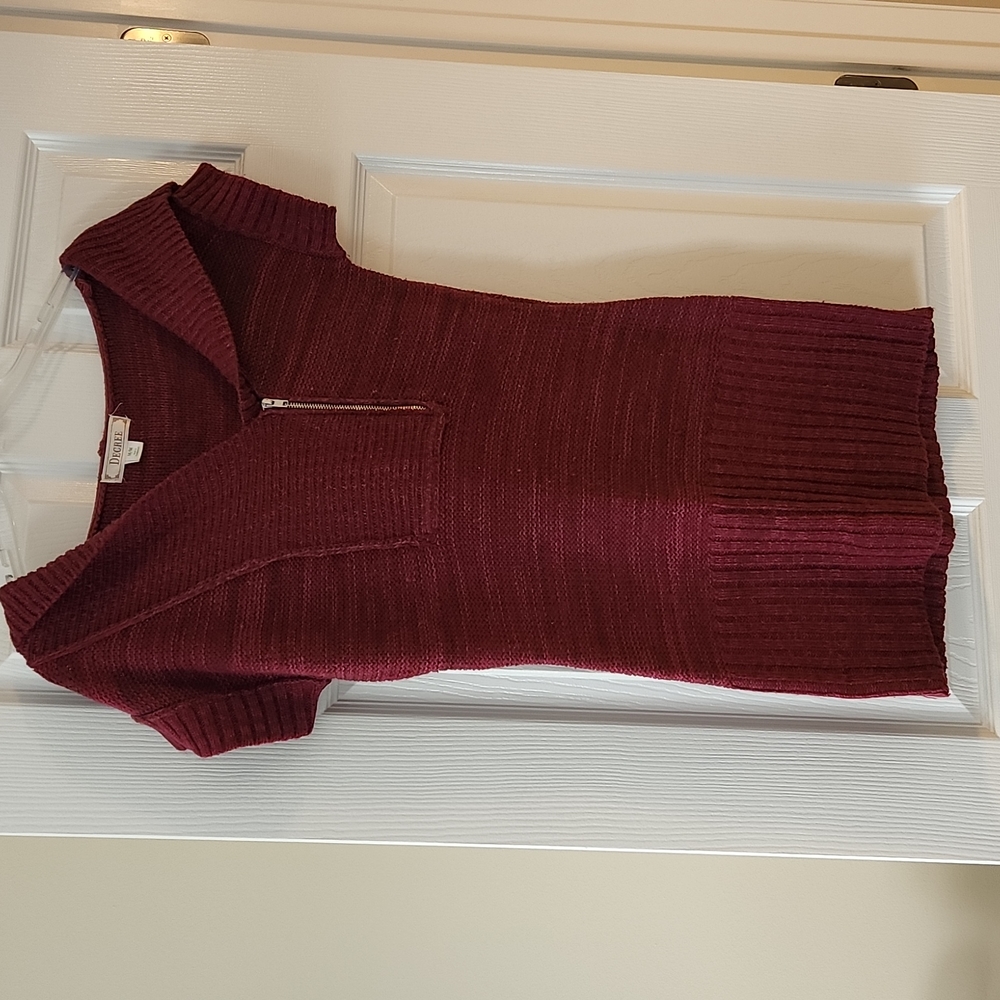FITTED RED SWEATER